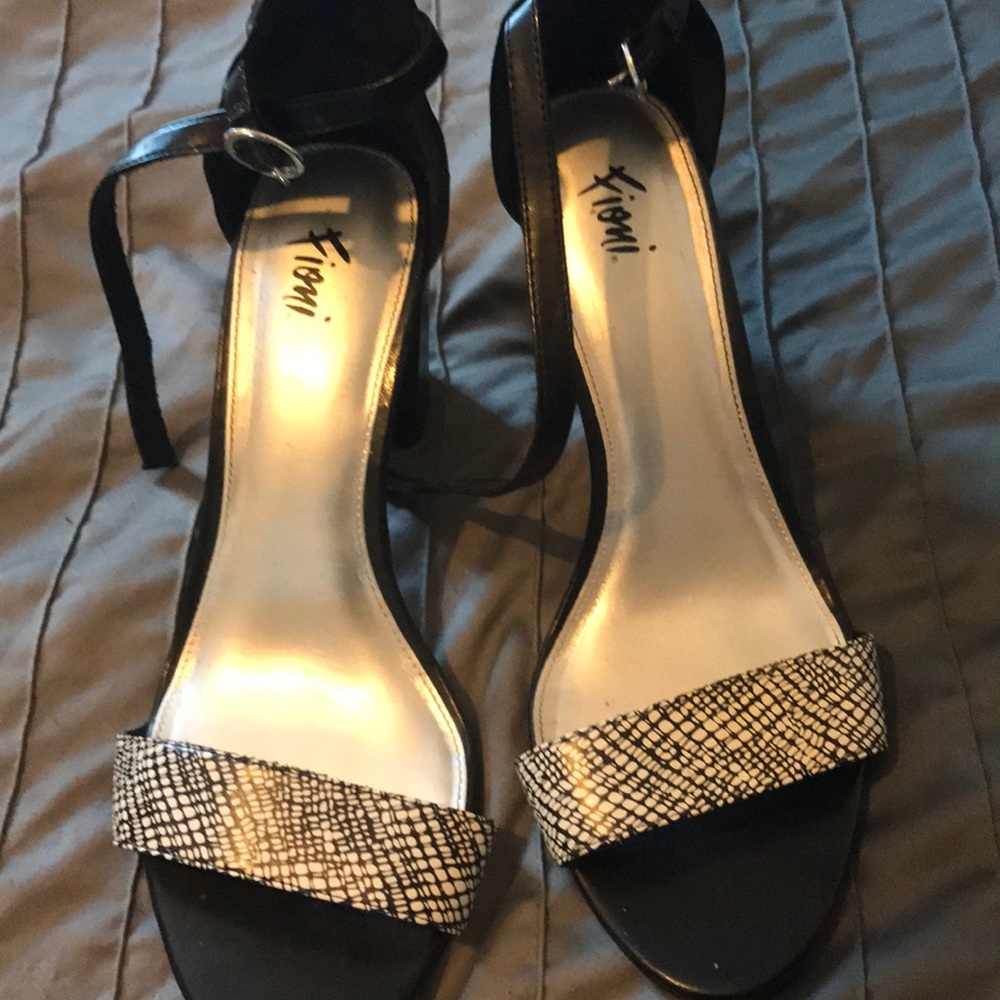 Heels - Picture 3 of 3